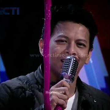 Ariel dengan sangat menjiwai menyanyikan lagu CINTA BUKAN DUSTA