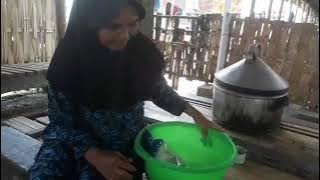 Membuat Kerupuk bleng.