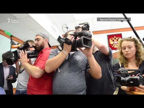 Али Феруз оштрафован, но пока остается в России