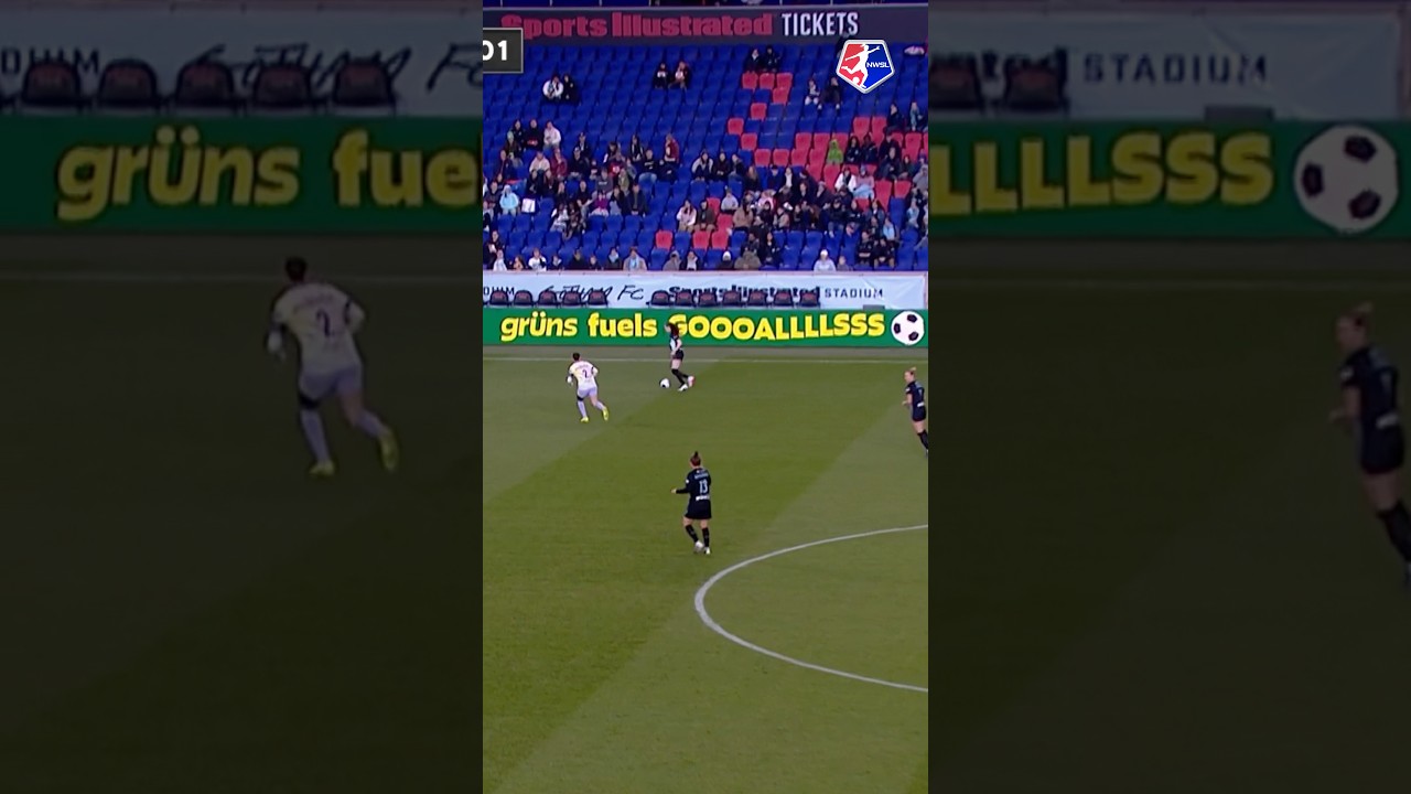 Silky footwork. Elite control. Classic Rose Lavelle. 🔥 #nwsl #soccer #football