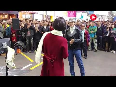 街头男女对唱《铁血丹心》围观路人堵得水泄不通，唱得太好听了