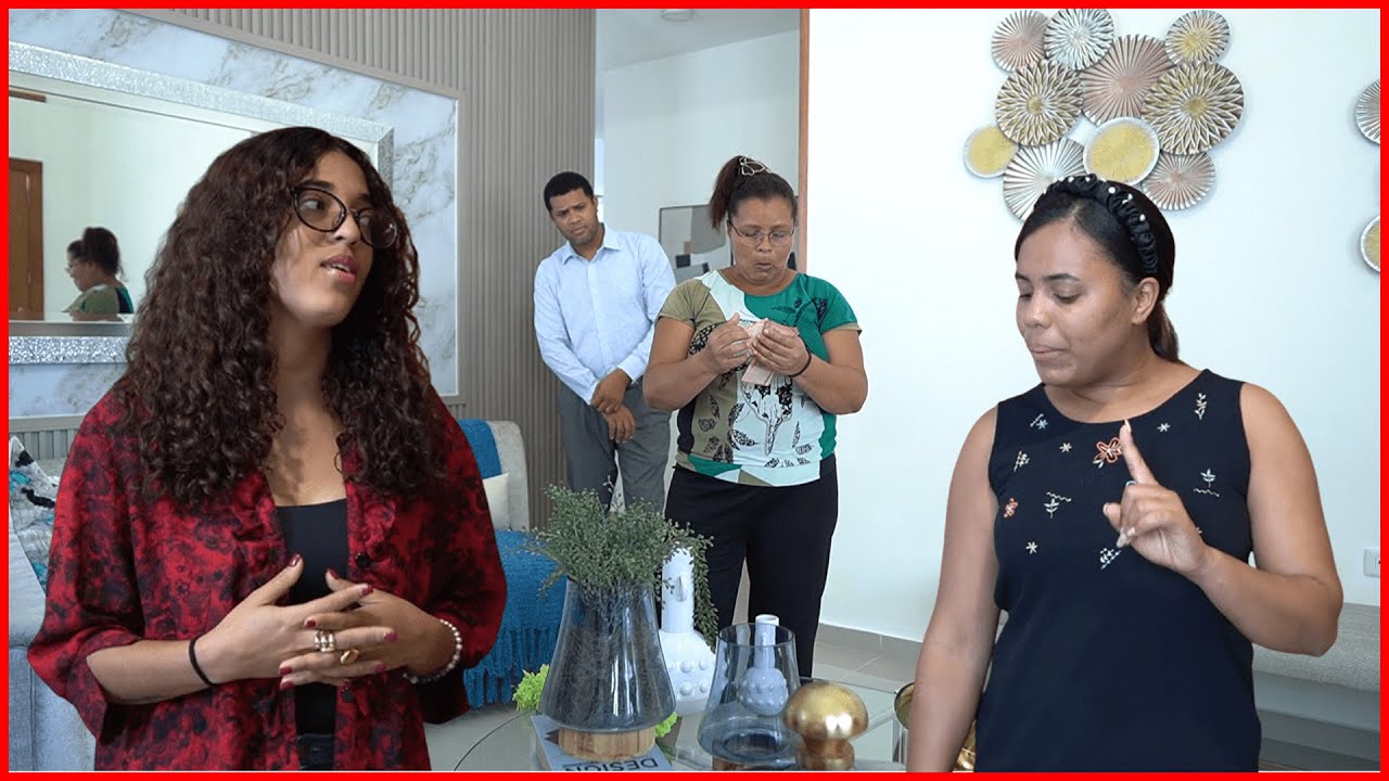 Empleada entrometida hace ir a todos los clientes con su comportamiento