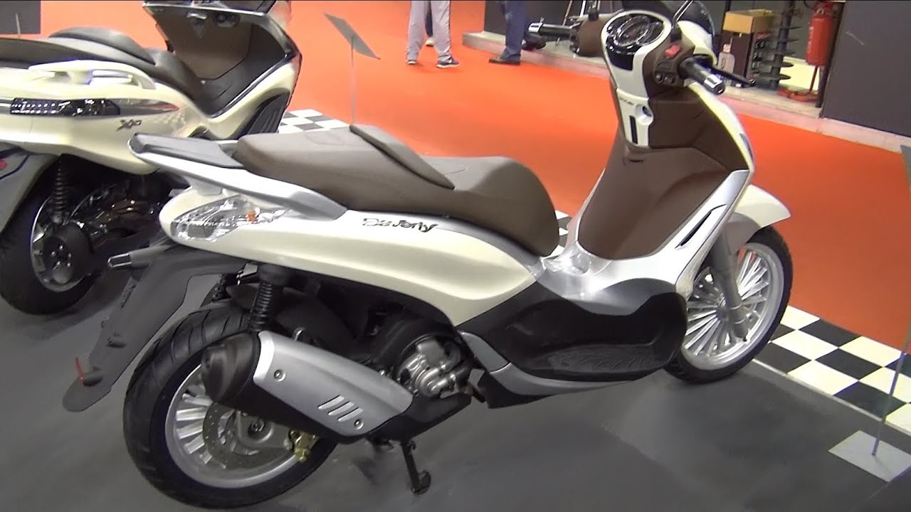 Piaggio Beverly 300 I.E. Exterior And Interior In 3D 4K Piaggio Beverly 300 I.E. Exterior And Interior In 3D 4K