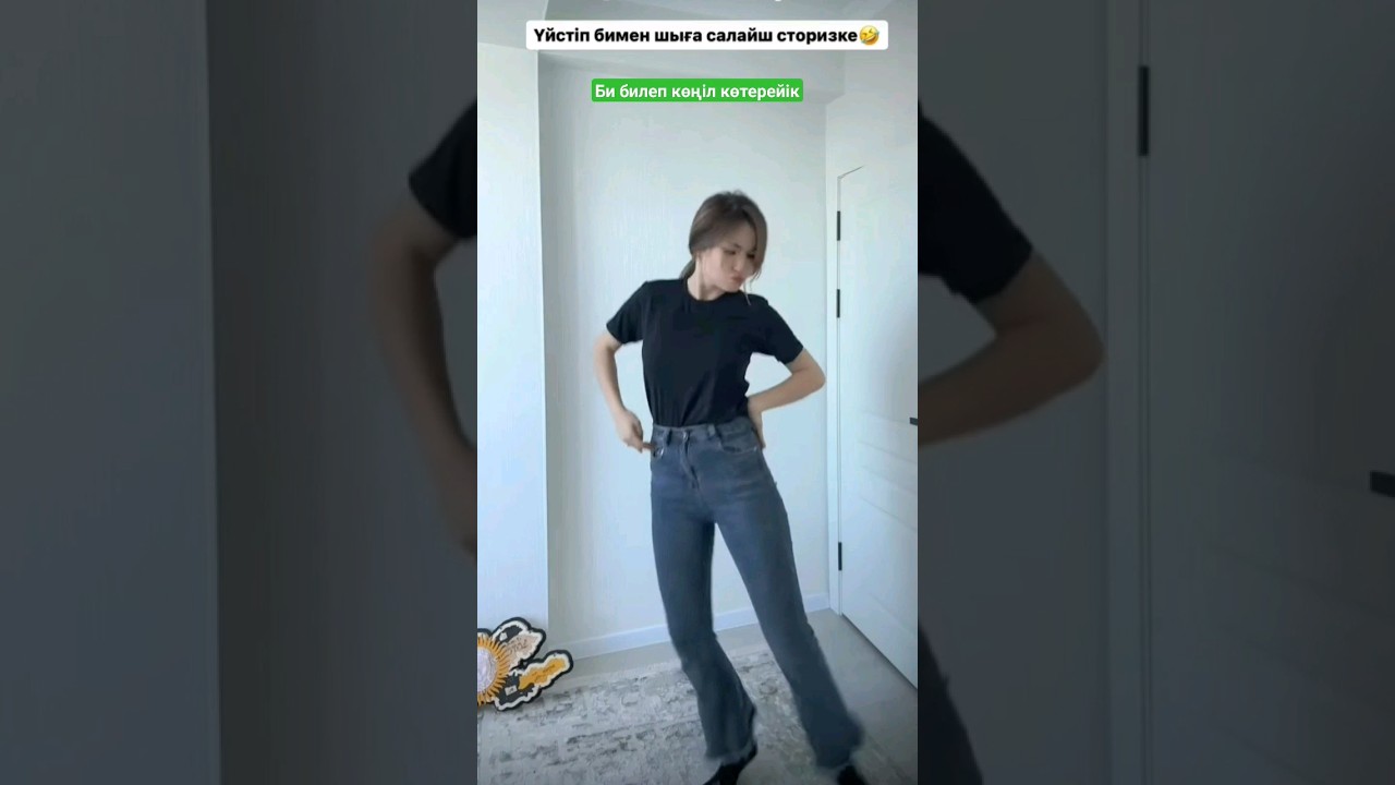 Жалаңаш бұйра аққұба Мәскеуде Моника Роккафортпен жыныстық қатынас