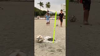 Hoyo 🕳️ en 1️⃣ #viralvideo #shorts #retosdivertidos #futbol #viralshorts #goals #golf