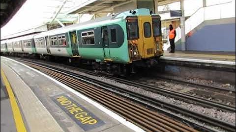 Southern Class 377 & 455 at Clapham Junction on 12/04/2022