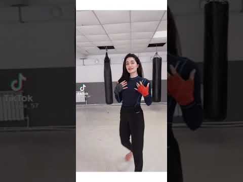 فتاة الاكشن اكولا الروسية