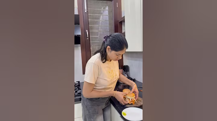Burger banwane ki*ninja technique*😆🍔#chhavibisht #minivlog #dailyshorts #viralshort #viralvideo