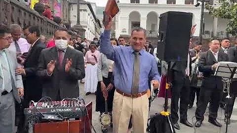 EVANGELIZANDO FRENTE AL PALACIO DE GOBIERNO EN QUI...