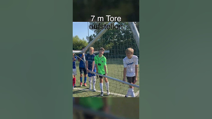Mit Eintritt in die C-Jugend müssen die Kinder auch die großen 7-Meter-Tore selbst aufstellen.