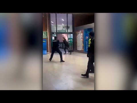Un hombre amenaza con un cuchillo y desata el pánico en la estación de Plaza de Armas de Sevilla