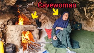 видео: Пещерная женщина и строительство шалаша из дров картинка: Пещерная женщина и строительство шалаша из дров