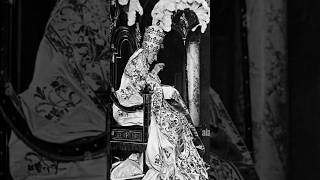 Pope Leo XIII in 1884 at the end of the Mas suddenly raised his head,