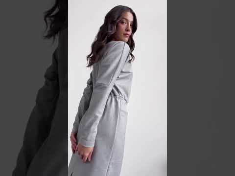 Тепла сукня міді з брошкою сіра Modna KAZKA MKRM4217-3, видео 1