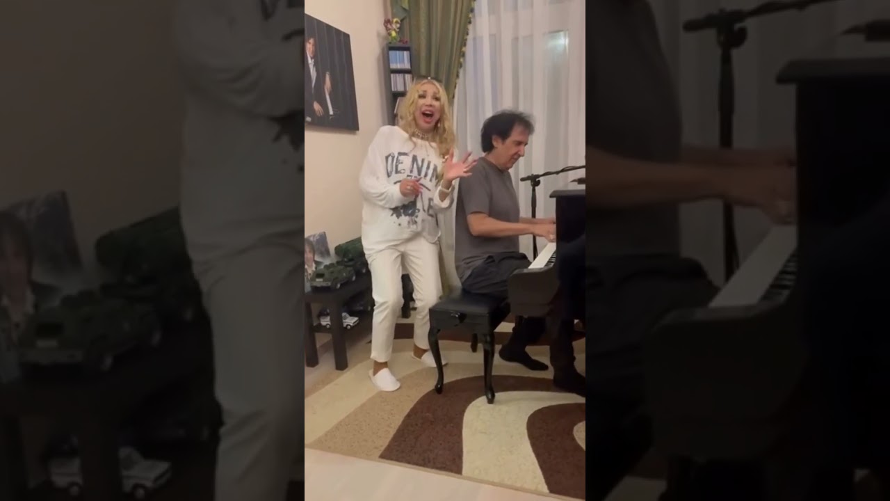 Кай Метов за роялем, поет Маша Распутина 