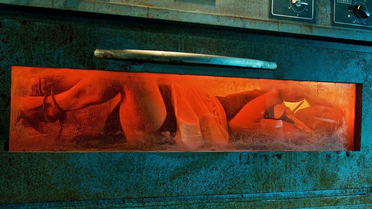 Dziewczyna budzi się w PIEKARNIKU przy temperaturze 250°C, jako danie główne dla GOŚCI