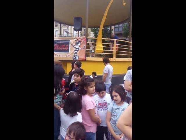 Los m&aacute;s peque&ntilde;os disfrutan con las actividades y actuaciones de malabares y circo