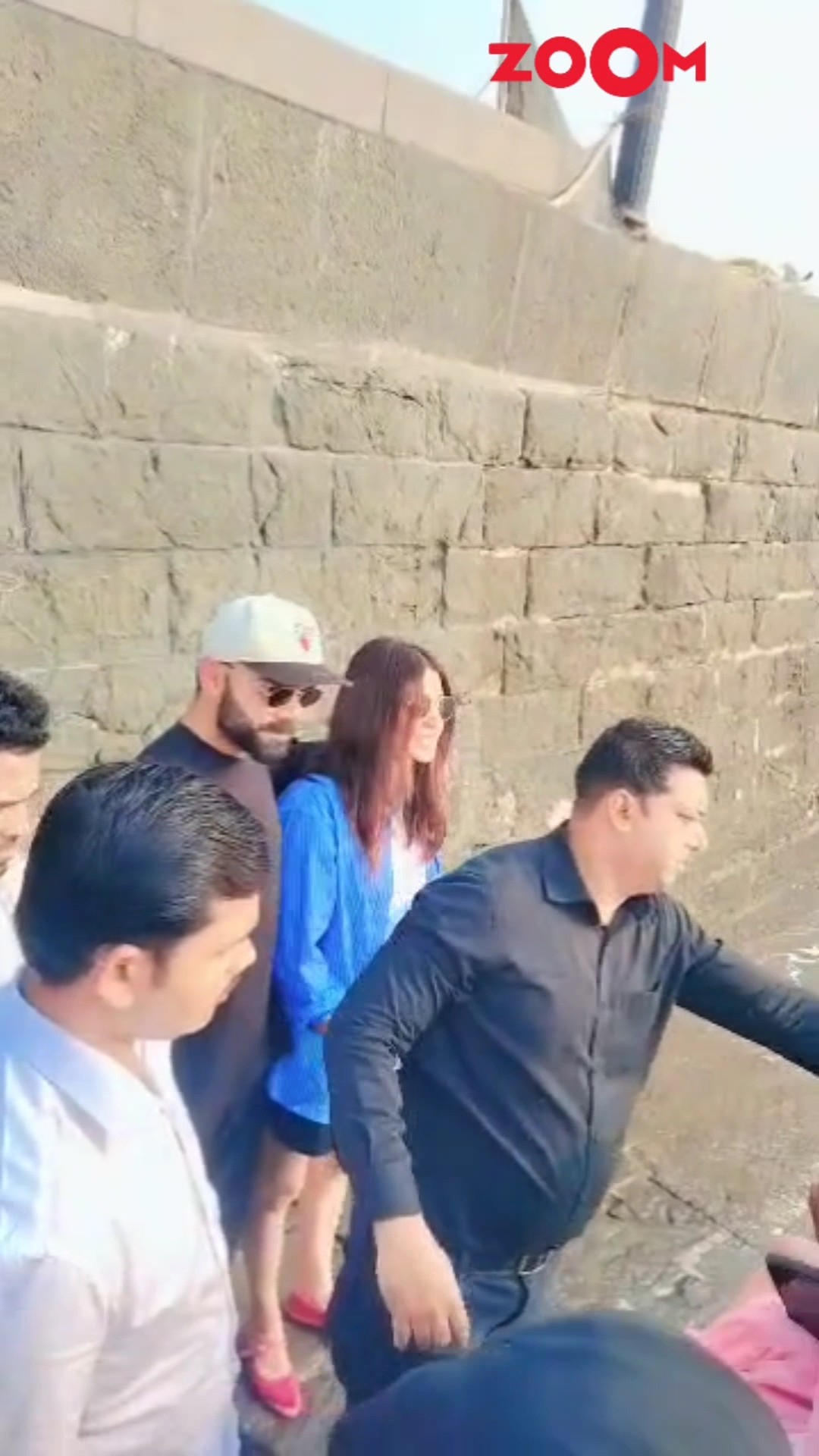Virat Kohli-Anushka Sharma seen waiting for their BOAT at Gateway of India ? #virushka #viratkohli