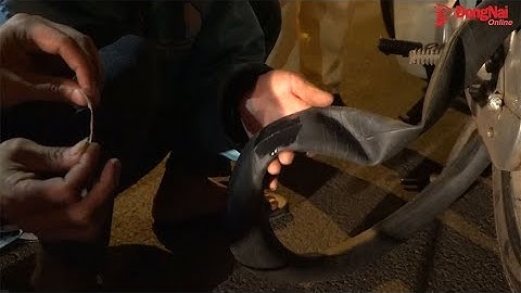 CSGT phát nước, sửa xe giúp dân: Những nghĩa cử ấm lòng