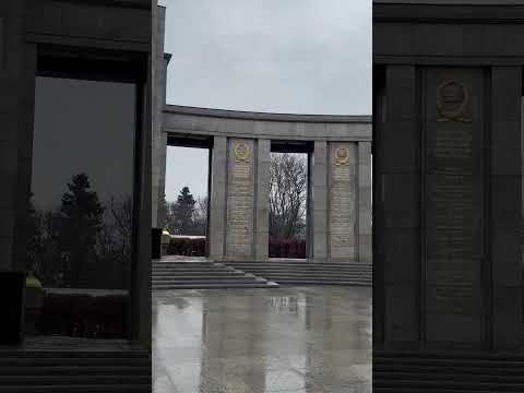 Video: Pomník sovietskym vojakom v Berlíne: autor, popis s fotografiou, význam pamätníka a jeho história
