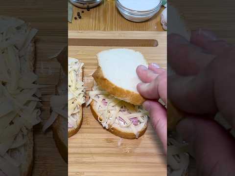 Быстрый завтрак за считанные минуты! Тост с ветчиной и сыром! #shorts #еда #кулинария #рецепт