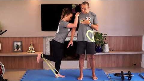 Flexão de joelho em pé com elástico