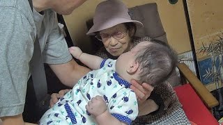 95歳のおばあちゃんに初めて双子を会わせました。認知症だけど会って欲しかった。 screenshot 4