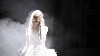 U R - Taeyeon (Empty Arena) Resimi