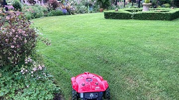 Ambrogio navigates through a narrow pass between 2 lawns