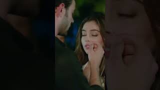 Gözlerin, Dudakların, Kirpiklerin... Hangi Birinden Başlasam Öpmeye?