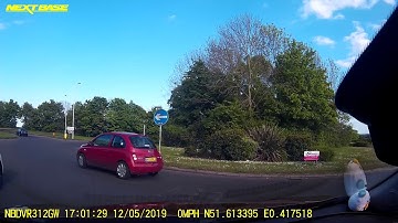 NextBase Dash Cam: Laindon Road Billericay DRIVER USES WRONG LANE....NEAR CRASH
