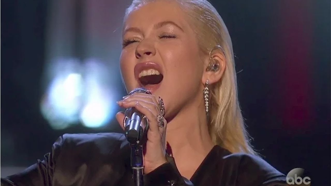 Christina Aguilera Performs Stirring Tribute to Whitney Houston at AMAs