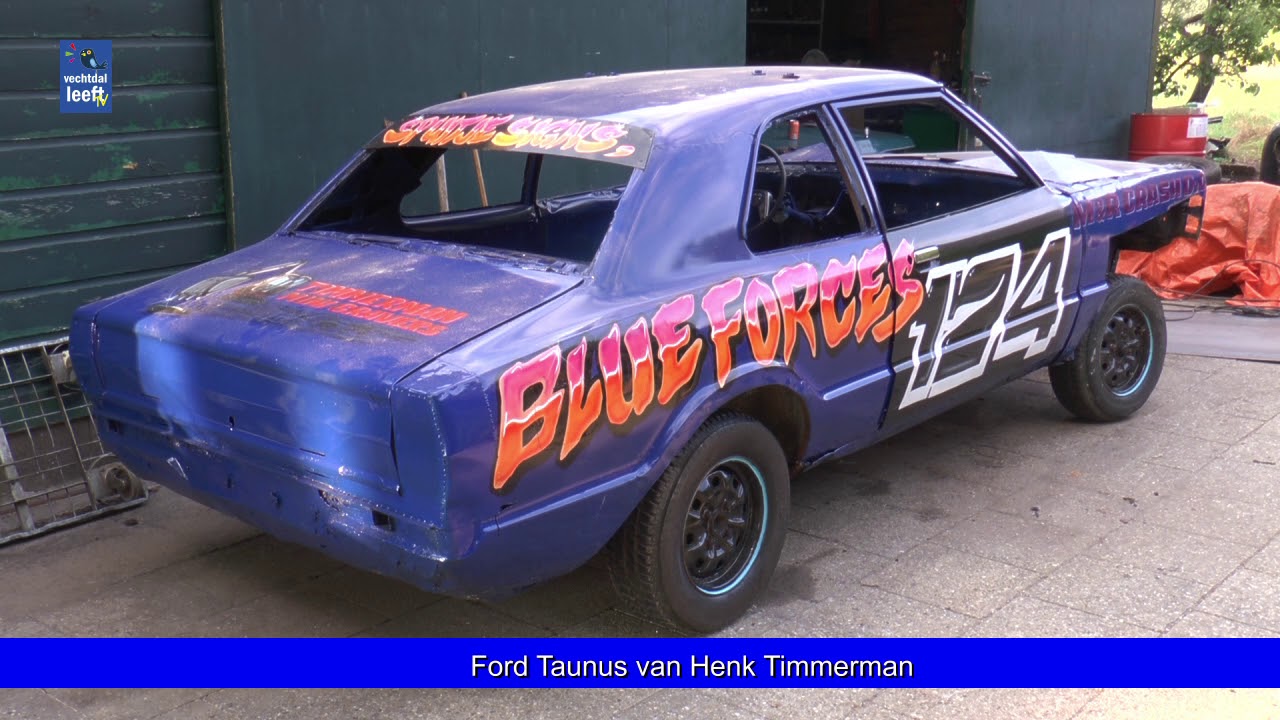 Voorbereidingen aan pré seventies auto's voor de autorodeo in Nieuwleusen