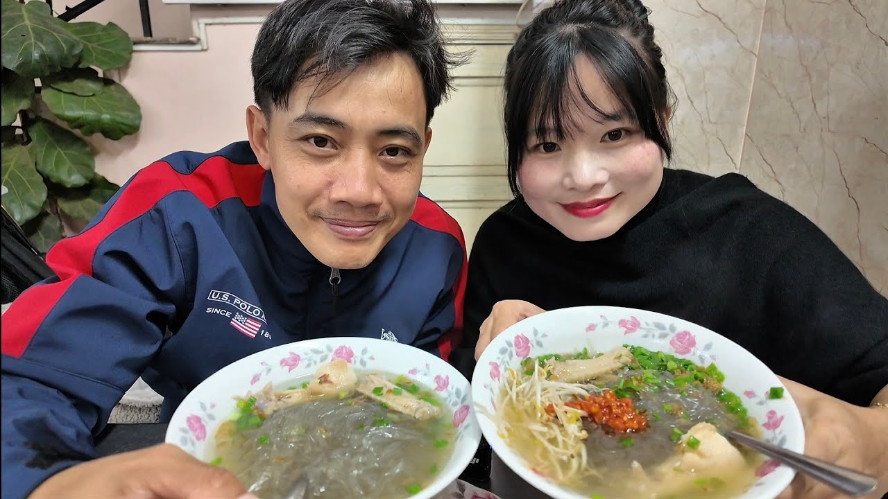 Đà Lạt Cho Bán Hàng Rong Khắp Nơi - Du Khách Đông Nghẹt Dịp Lễ 8/3 • Ăn Miến Gà Ngon Gần Chợ Đêm