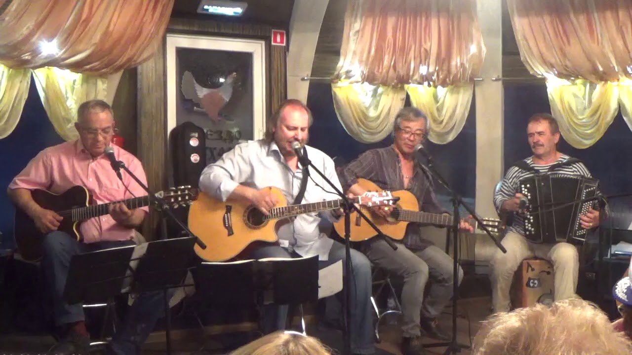 она идет бережку по голубому слушать