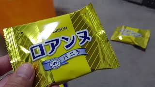 ブルボンのお菓子ロアンヌを食べている最中にどこかに行ってしまった３歳のたっくん。Bourbon sweets Roanne. ２０２２年４月１９日。