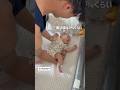 可愛すぎるモロー反射😂 足を置いた瞬間…#赤ちゃん #背中スイッチ #ママリとサマー