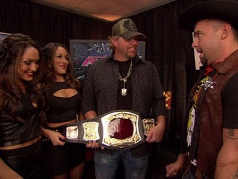 Raw: Raw guest star Toby Keith receives a gift