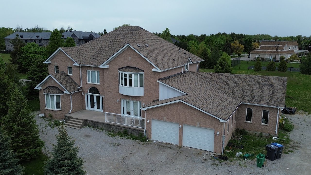 Банкроты-миллионеры покинули свой особняк мечты 1990-х годов (теперь снесенный).