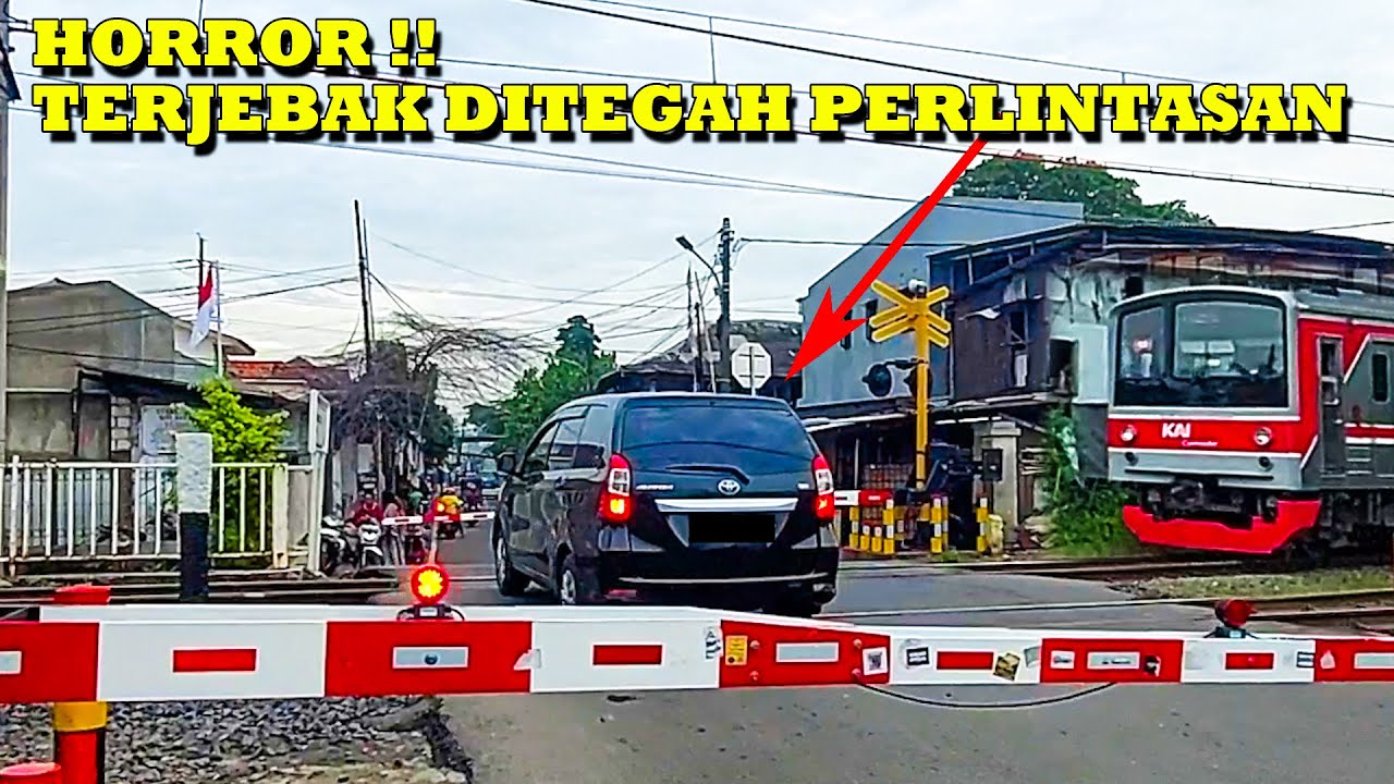 HOROR BANGET !! Mobil Terjebak Di Tengah Perlintasan Kereta Api !!