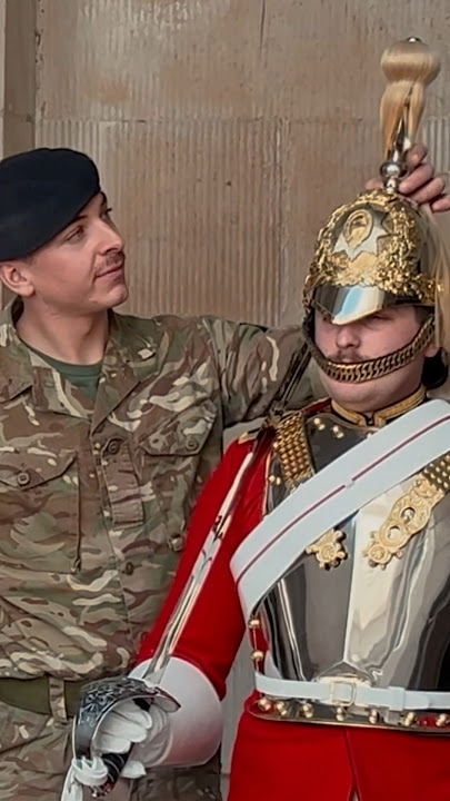 SOLDIER FIXES UP KING’S GUARD | Horse Guards, Royal guard, Kings Guard, Horse, London, 2024