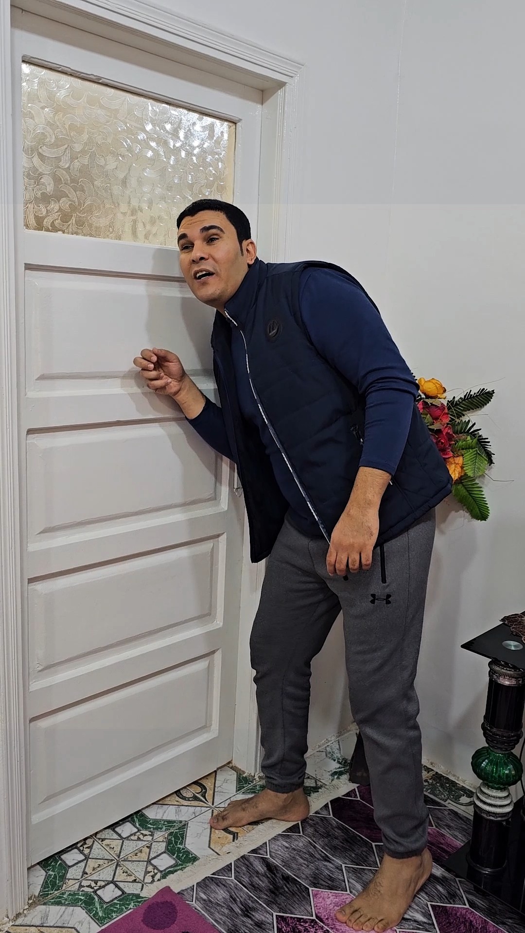 مين عالباب يلا اجري يابواب ??? #shorts