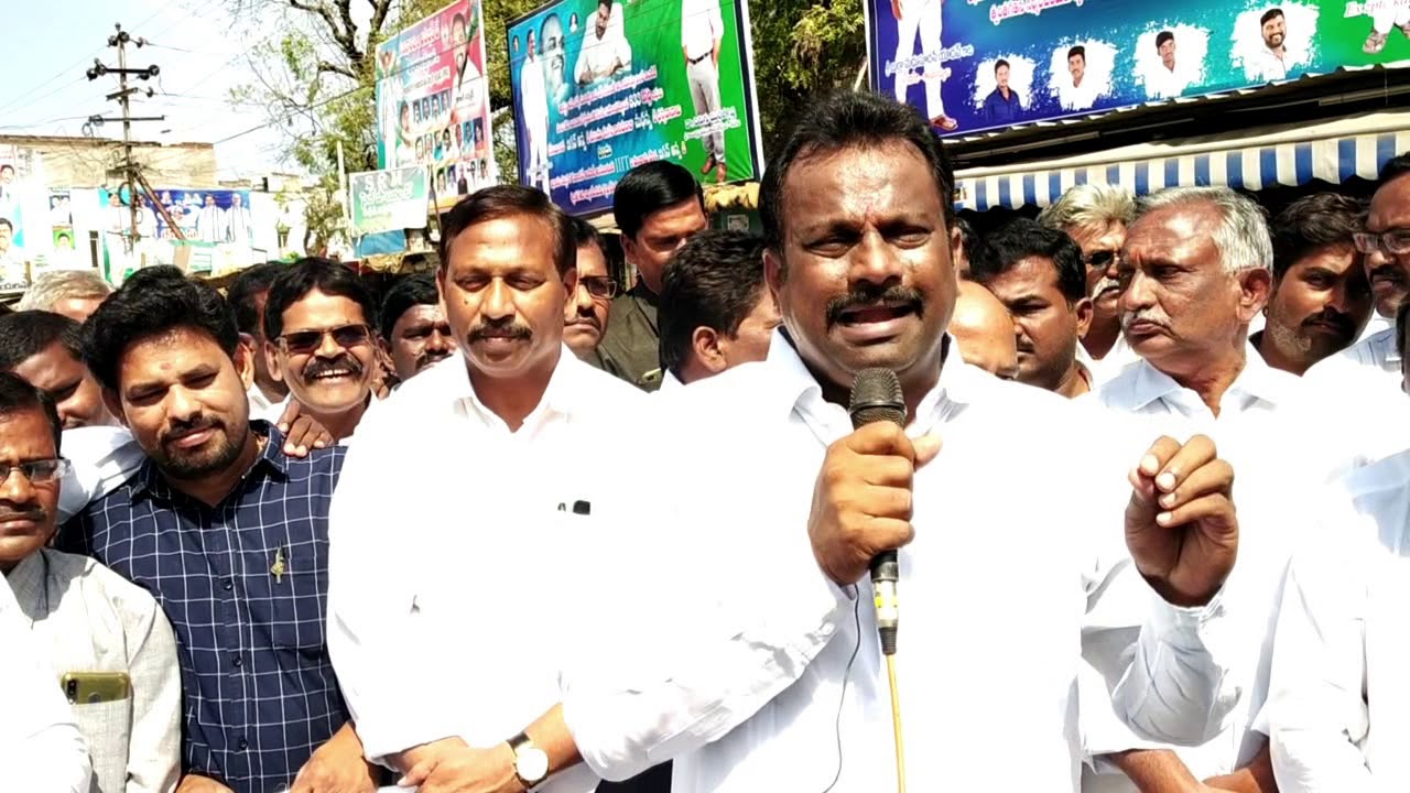 Kanigiri YSRCP MLA Burra Madhusudhan Yadav in Manavaharam program in demand of 3 capitals for AP