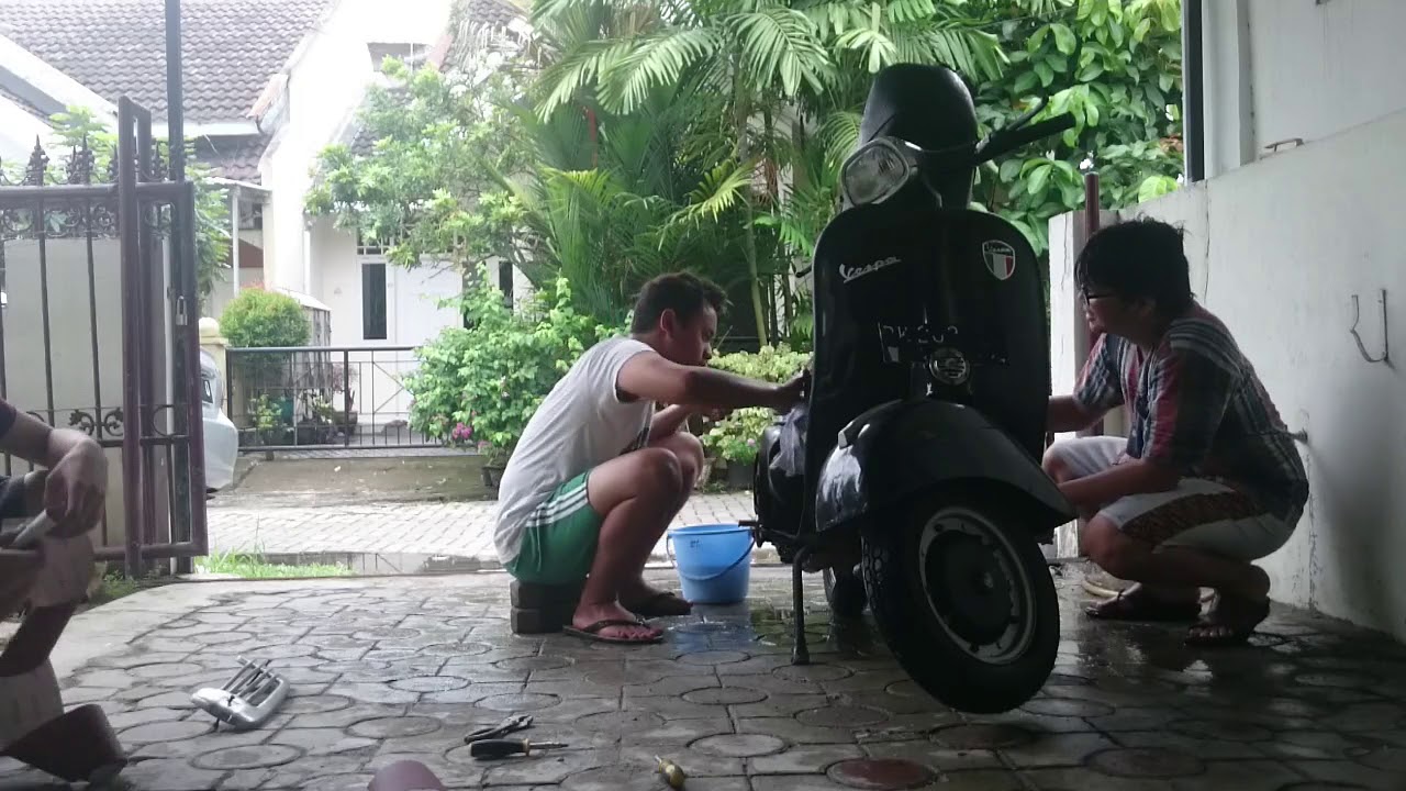  cat  vespa pake pilox hitam  dop  YouTube