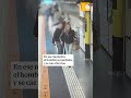 Rescate  heroico a un hombre que cayó en medio de las vías del #metro de #barcelona #viral #rescate