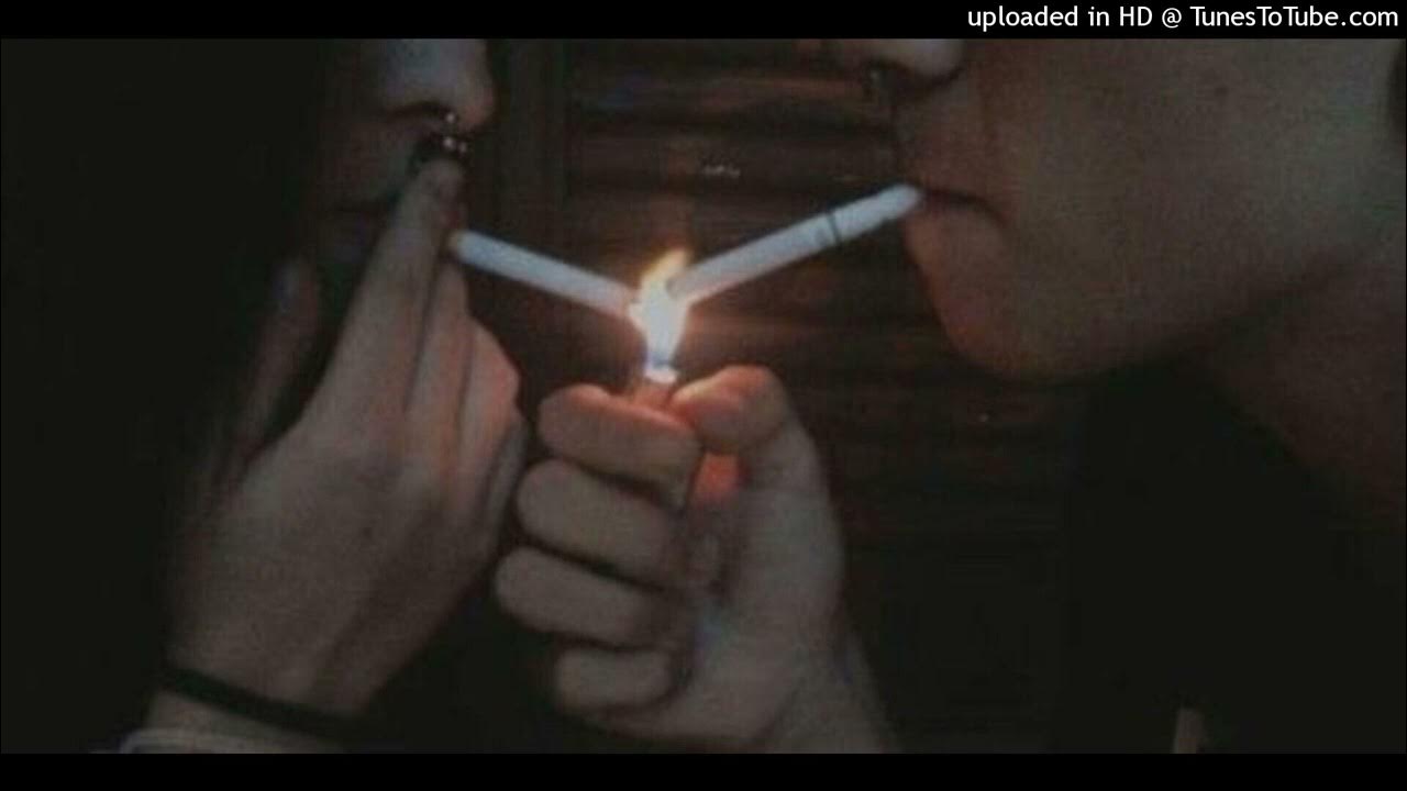 Женская рука с сигаретой. Милый прикури мне сигарету. Курящая девушка. Табакокурение. Парень и девушка курят.