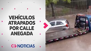 AUTOS Y UNA GRÚA ATRAPADAS por calle anegada por lluvias en Puente Alto - CHV Noticias