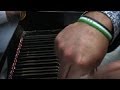 Un pianiste virtuose joue pour homs dans la gare saintlazare  paris