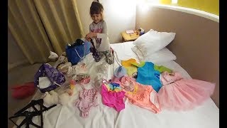 HOTELDE ELİF ÇANTALARINI BOŞALTIYOR . ULUSOY HOLİDAY CLUB HOTELDEYİZ