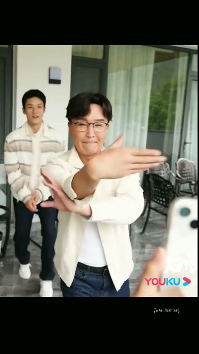 ZhaoLusi with Gen Z [HouLang] team members dance challenge behind screen 😍😅 #zhaolusi #genz #shorts